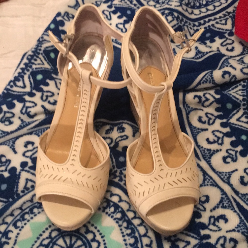 T strap wedges
